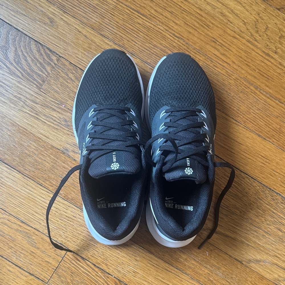 Nike Run Swift 3 women’s Black and White Athletic Sneakers NWT - Picture 2 of 8